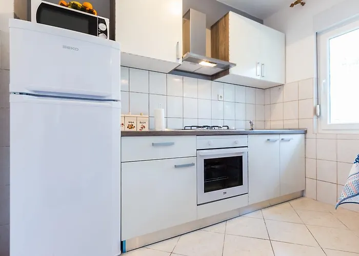 Spacious Borik & Parking Apartment